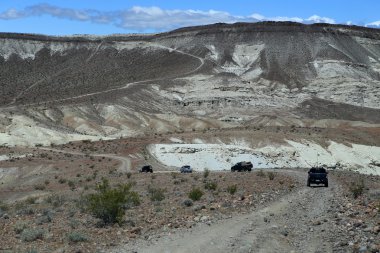 Kaliforniya çölünde Road'a benziyor-off