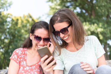 Sosyal medyaya şaşıran iki kişi beklenmedik olay arkadaşlık kavramı yeni teknoloji eğilimlerine bağımlılık ve medya yaşam tarzı teknolojisi sosyal nesli açık havada eğlenceli trend portresi kapatıyorlar.