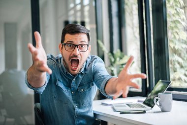 - Neden? Ne halt ediyorsun sen? Şaşırmış iş adamı serbest girişimci beklenmeyen kötü haberlere tepki gösterdi sürpriz durum aniden duygusal tepkisini kaybetti gerçek duygular