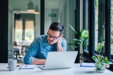 İşadamı ofisi bütün gün masa başı ağrısıyla çalışıp dizüstü bilgisayar ya da not defteri kullanarak çalışıyor. Boyun ağrısı çeken hasta işçi konseptini kopyalayıp duruyor.
