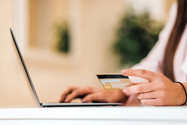 Affärskvinna Innehar Kreditkort Hand Skriva Bärbar Dator Online Shopping Och — Stockfoto