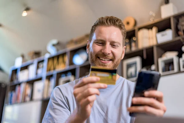 Låg Vinkel Butik Stilig Ung Vuxen Leende Man Som Innehar — Stockfoto