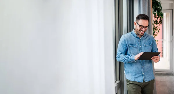 Χαμογελώντας Επιχειρηματίας Άνθρωπος Casuals Στέκεται Στο Γραφείο Δίπλα Στο Παράθυρο — Φωτογραφία Αρχείου