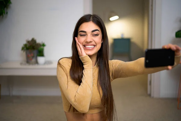 Mooie Jonge Vrouw Met Een Grote Glimlach Bij Haar Huis — Stockfoto