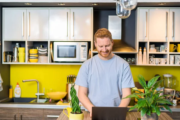 Porträtt Framgångsrik Ung Entreprenör Som Arbetar Hemifrån Vid Mysiga Hem — Stockfoto