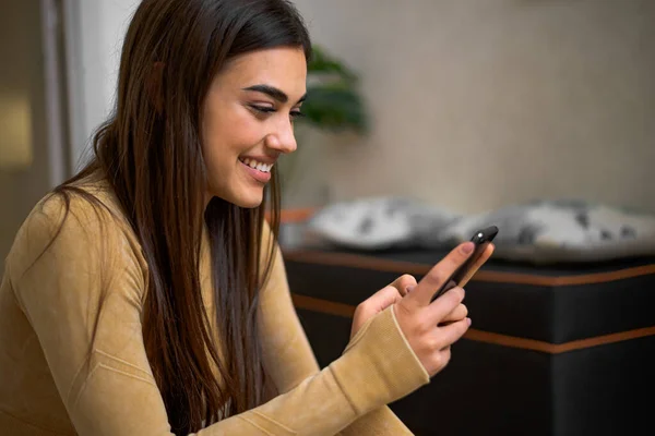 Mutlu kız akıllı telefon uygulaması kullanıyor. Arkadaşlarıyla sanal sohbet görüntülerini paylaşıyor. Sosyal medya için cep telefonu uygulaması alışverişini kullanarak sanal görüşme hikayeleri kaydediyor..