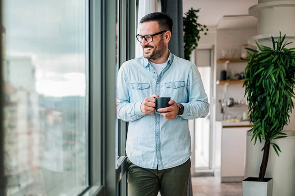 Sonriente Hombre Negocios Adulto Joven Sosteniendo Taza Café Oficina Empresario — Foto de Stock