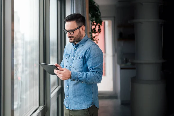 Retrato Del Exitoso Hombre Negocios Pie Junto Ventana Oficina Negocios — Foto de Stock