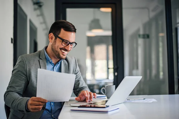 Retrato Del Joven Empresario Alegre Sonriente Oficina Moderna Brillante Que —  Fotos de Stock