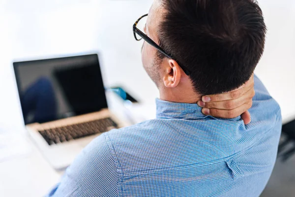 Affärsman Kontor Arbetar Håller Ont Nacken Smärta Från Skrivbordet Arbetar — Stockfoto