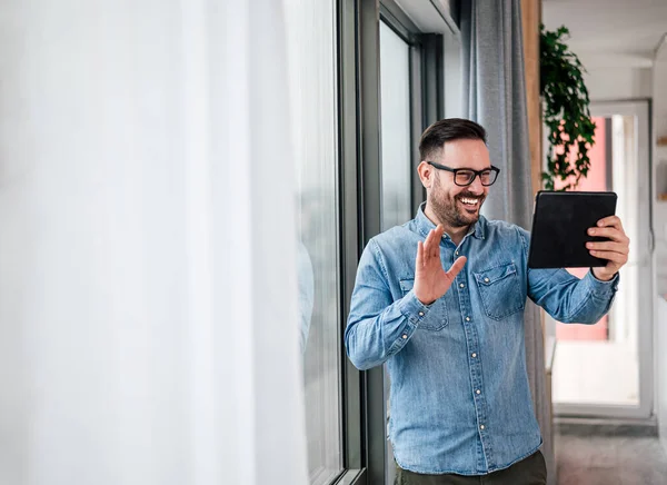 Uśmiechnięty Biznesmen Casualach Stojący Biurze Przy Oknie Przy Użyciu Tabletu — Zdjęcie stockowe