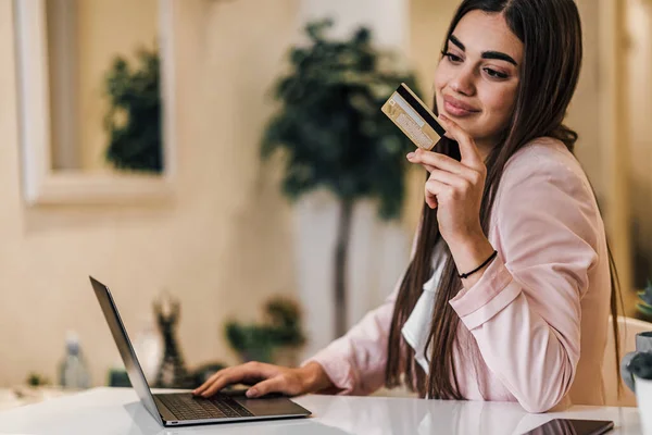 Glad Glad Glad Leende Ung Vuxen Kvinna Gör Online Shopping — Stockfoto