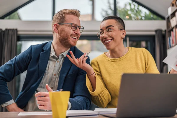 Sorrindo Feliz Rindo Alegre Satisfeito Casal Empresários Diversos Fazendo Papelada — Fotografia de Stock