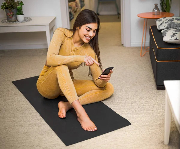 Fröhliches Kaukasisch Fittes Mädchen Das Ihr Handy Benutzt Während Sich — Stockfoto