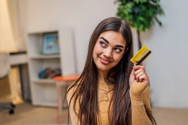 快乐的黑发女孩 准备去购物 同时使用她的信用卡 — 图库照片
