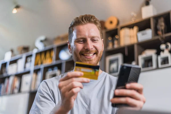 Riéndose Hombre Adulto Comprobando Contraseña Seguridad Para Banco Móvil — Foto de Stock