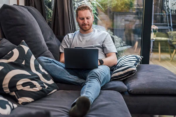 Calma Uomo Adulto Seduto Sul Suo Divano Lavorando Suo Progetto — Foto Stock