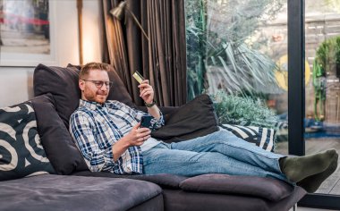 Başarılı bir yetişkin adam, kazandığı parayla mutlu..