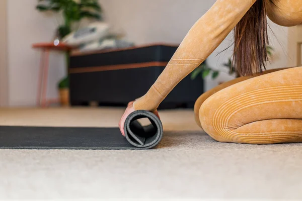 Bild Eines Jungen Mädchens Das Nach Ihrer Morgenübung Ihre Yogamatte — Stockfoto