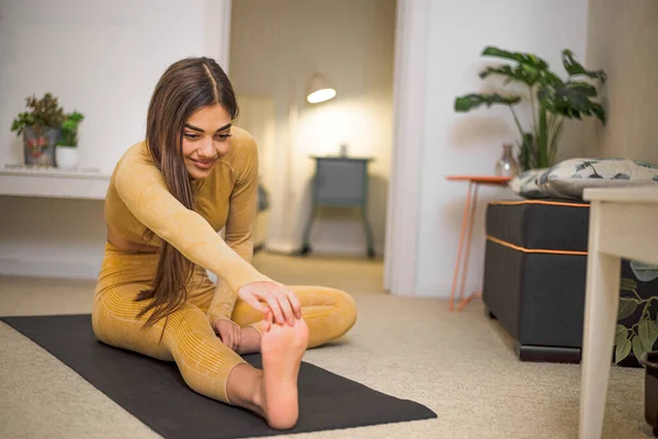 Professionelle Junge Fitnesstrainerin Die Ihre Übungen Zeigt — Stockfoto