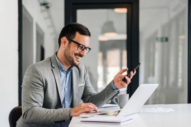 Meşgul, Kafkasyalı bir adam, cep telefonunu tutarken mektuplarını karıştırıyor..