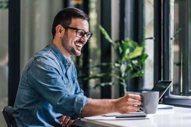 Neşeli beyaz adam, içkisini bırakıyor, işine geri dönüyor..