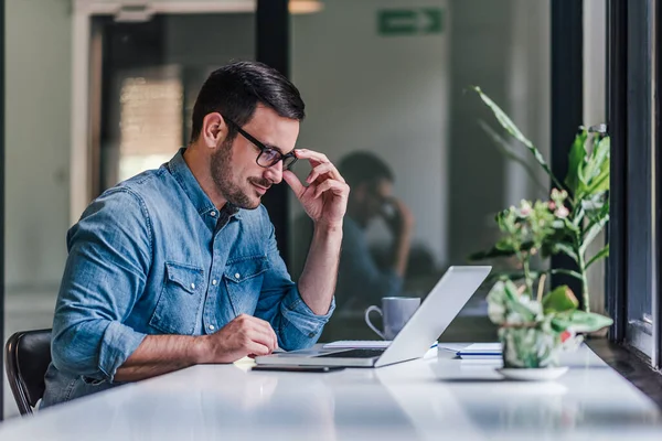 Hombre Adulto Ocupado Pensando Nuevo Proyecto Trabajando Ello — Foto de Stock