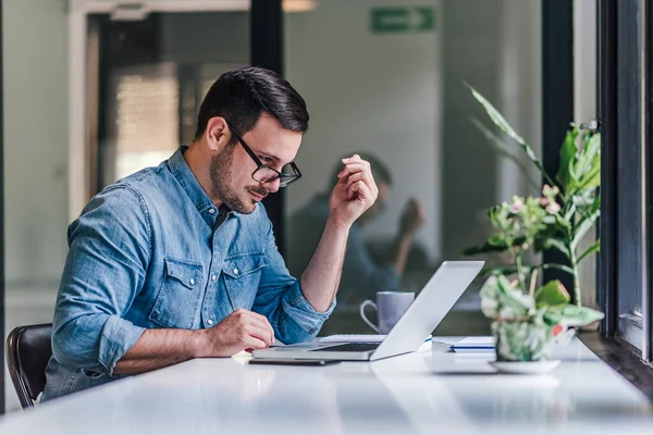 Hombre Adulto Enfocado Terminando Sus Tareas Tiempo Oficina — Foto de Stock