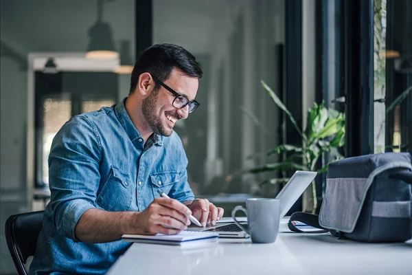 Felice Uomo Adulto Assicurandosi Aver Guadagnato Abbastanza Soldi Azienda — Foto Stock