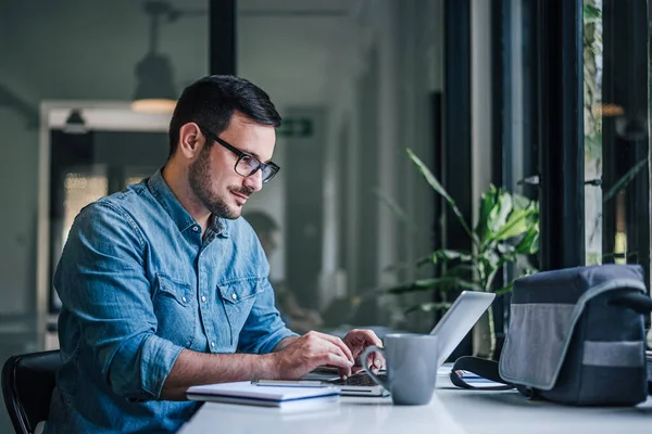 Ejecutivo Trabajador Navegar Por Internet Para Obtener Información — Foto de Stock