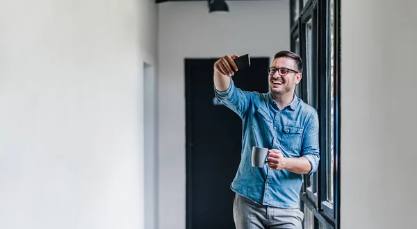 Smějícího Dospělého Muže Jak Fotí Firemní Hale Pije — Stock fotografie