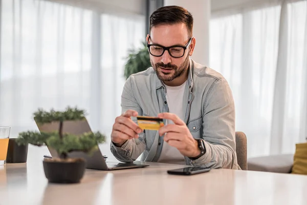 Allvarlig Vuxen Man Kollar Sitt Nya Kreditkort Han Fick Från — Stockfoto