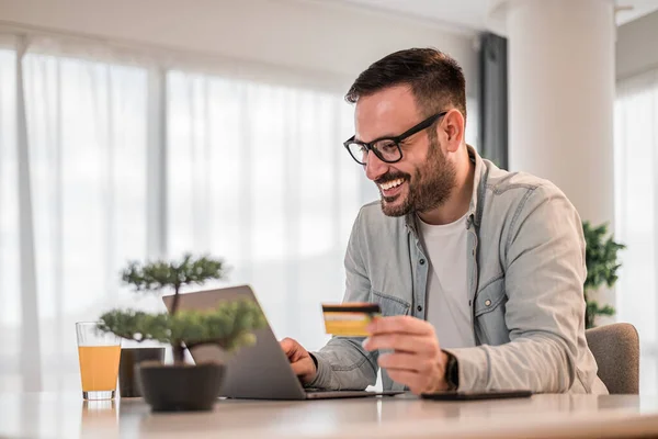 Härlig Vuxen Man Jämföra Objektpriser Nätet Och Köpa Dem Med — Stockfoto