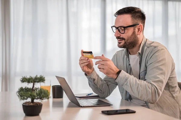 Zvědavý Dospělý Muž Přemýšlí Investici Line — Stock fotografie