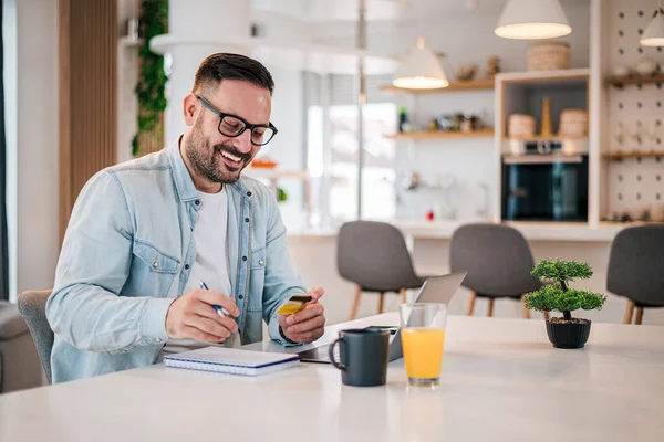 Homem Adulto Sorridente Pagando Suas Contas Line Usando Sua Conta — Fotografia de Stock