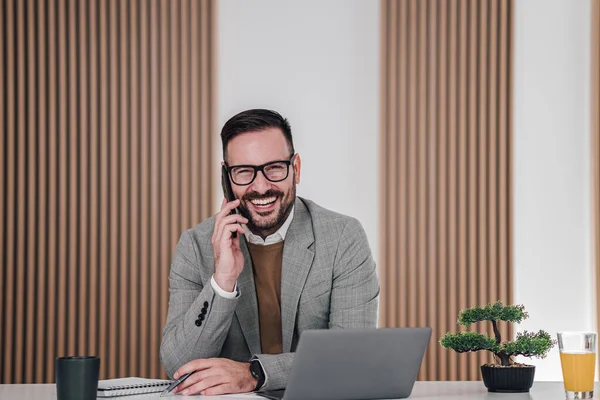 Foto Hombre Adulto Sonriente Trabajando Oficina Feliz Por Foto — Foto de Stock