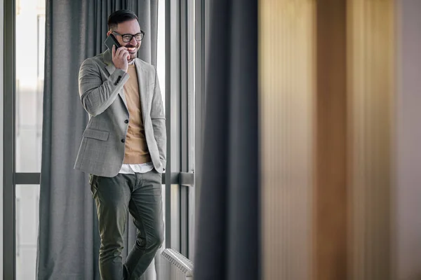 Delizioso Uomo Adulto Con Gli Occhiali Prendersi Una Breve Pausa — Foto Stock