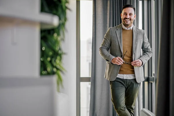 Immagine Uomo Adulto Gioioso Che Prepara Indossare Gli Occhiali Sorridendo — Foto Stock