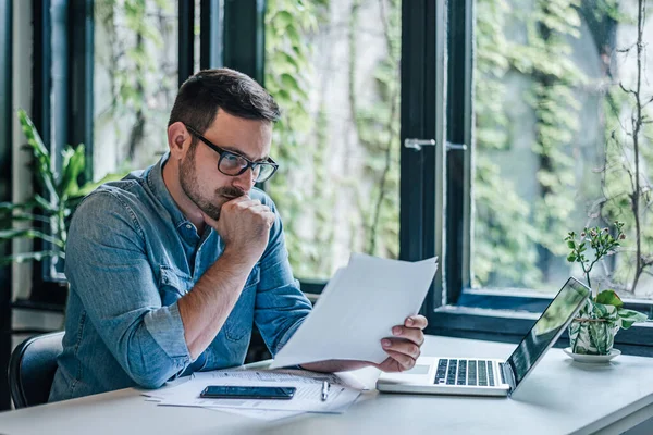 Serious Entrepreneur Analyzing Documents Male Professional Reading Reports While Working — Foto de Stock