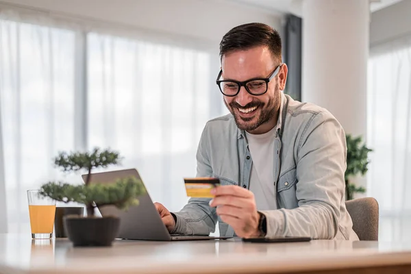 Leende Företag Professionell Gör Online Betalning Entreprenör Kontrollera Kreditkort När — Stockfoto