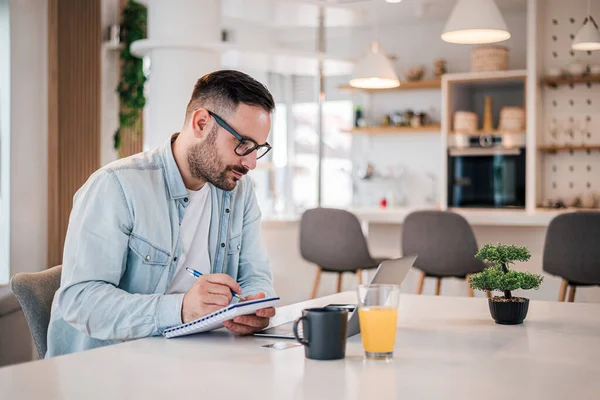 Ideas Confiadas Escritura Profesional Masculina Bloc Notas Joven Freelancer Trabajando —  Fotos de Stock