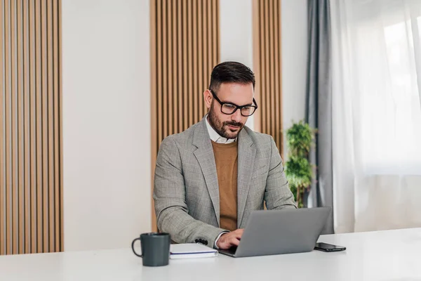 Confident Businessman Working Laptop Focused Male Entrepreneur Wearing Formals Sitting — 스톡 사진