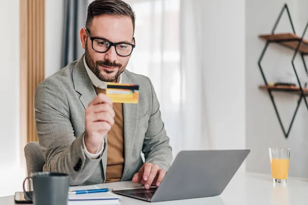 Seriös Affärsman Som Analyserar Kreditkort Man Professionell Gör Online Betalning — Stockfoto