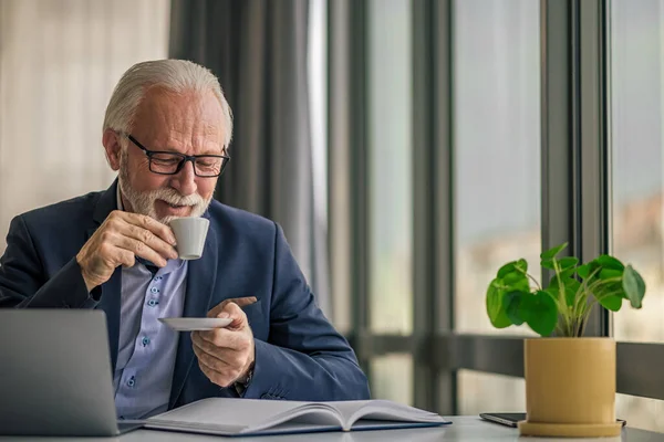 Senior Businessman Drinking Coffee While Working Laptop Elderly Male Professional — Foto de Stock