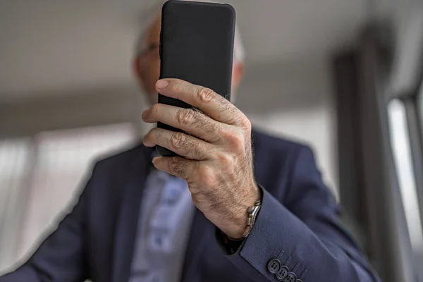 Uomo Affari Anziano Messaggistica Testo Smart Phone Professionista Maschile Sta — Foto Stock