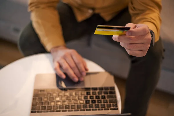 Händerna Håller Kreditkort Och Använda Laptop Online Shopping Koncept Närbild — Stockfoto