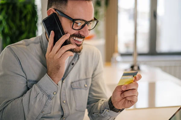 Glad Självsäker Affärsman Som Pratar Smart Telefon Leende Proffs Analyserar — Stockfoto