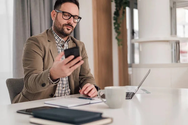 Giovane Dirigente Maschile Utilizzando Telefono Cellulare Durante Utilizzo Del Computer — Foto Stock