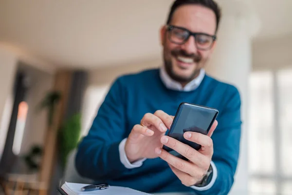 Primo Piano Dei Messaggi Testo Dei Giovani Uomini Affari Sul — Foto Stock