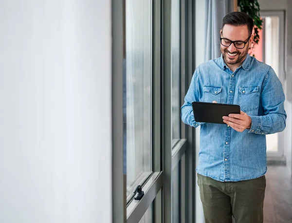 Giovane Uomo Affari Sorridente Utilizzando Tablet Digitale Professionista Maschile Con — Foto Stock